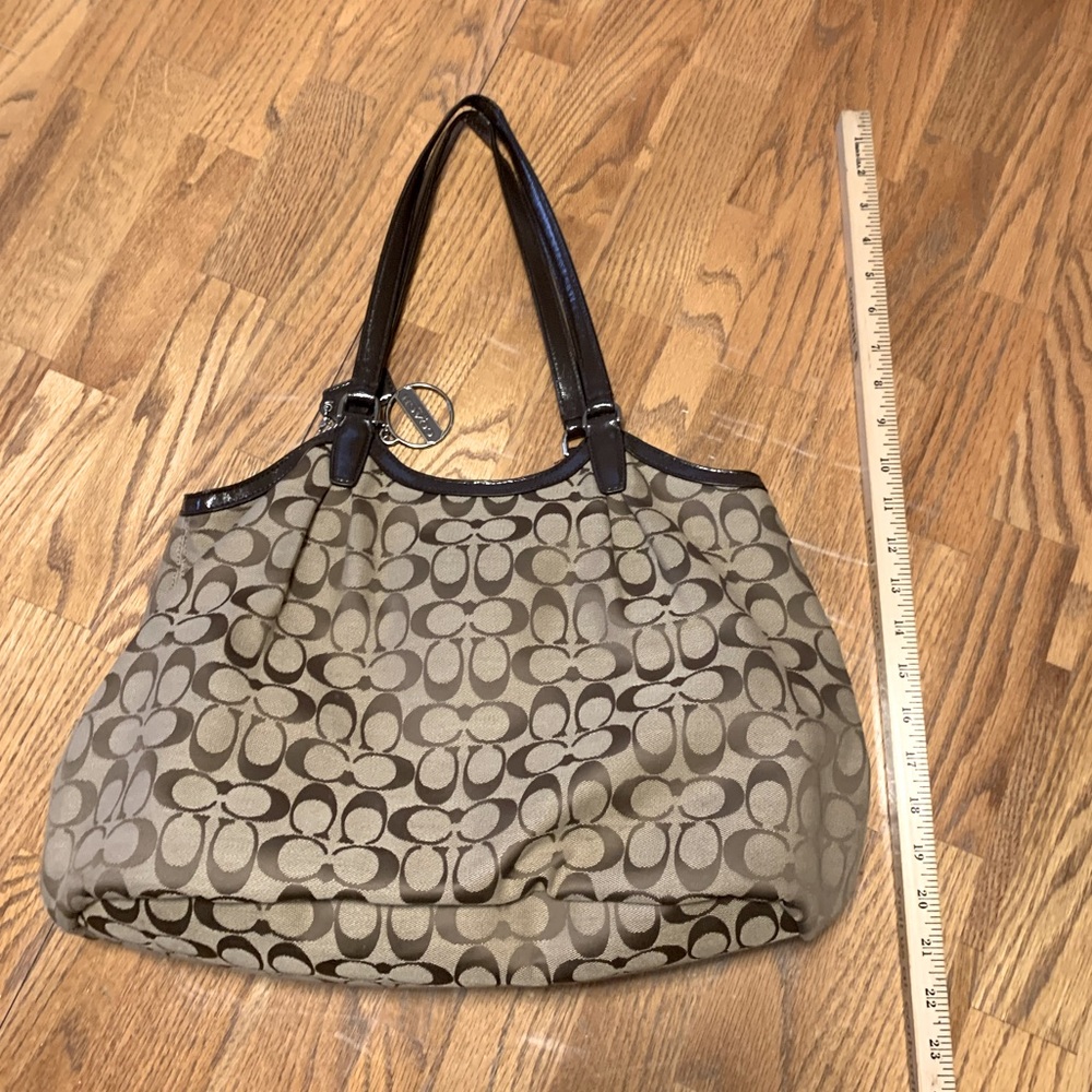 Classic Coach Shoulder Bag - Picture 2 of 6